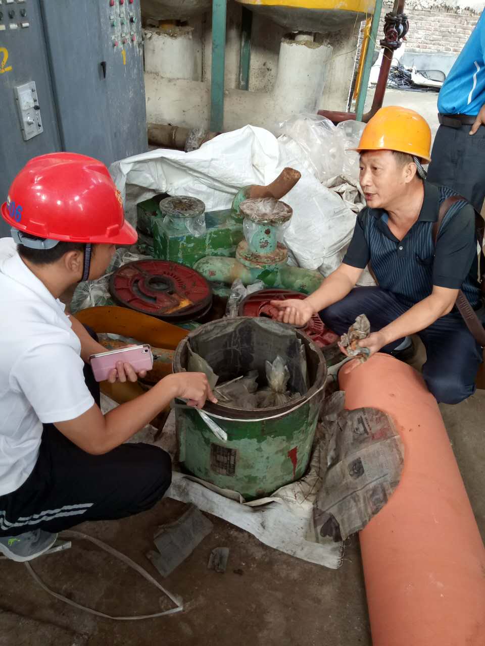 現(xiàn)場拆分水環(huán)式真空泵進行培訓與講解現(xiàn)場圖